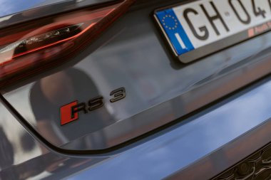 Milan, İtalya 4 Haziran 2025, Gri bir Audi 'nin arkasındaki 3 rupluk logoyu kapatın, spor tasarımı ve markalaşmasını vurgulayın.