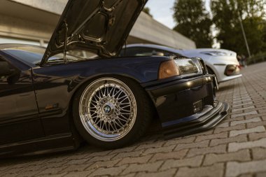 Milan, İtalya 4 Haziran 2025, özelleştirilmiş bmw e36 açık kaputlu, motor modifikasyonları bir araba buluşmasında sergileniyor