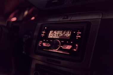 Milan, İtalya 4 Haziran 2025, bir arabanın radyosunu kapatın loş ışıklı bir aracın içinde pist bilgilerini görüntüleyin, rahatlatıcı bir ortam yaratın.