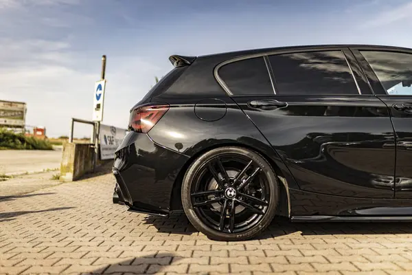 Milan, İtalya, 4 Haziran 2025, modern kompakt hatchback asfaltlı bir alana park edilmiş, açık gökyüzü altında spor tasarımı ve ayarlı özelliklerini sergiliyor.