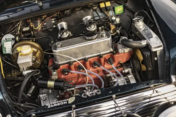 Milan, İtalya 4 Haziran 2025, klasik bir araba motorunun mekanik kısımlarını vurgulayan ve modifikasyonları kişiselleştiren detaylı görüntüsü