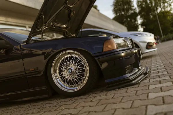 Milan, İtalya 4 Haziran 2025, özelleştirilmiş bmw e36 açık kaputlu, motor modifikasyonları bir araba buluşmasında sergileniyor