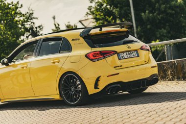 Milan, İtalya 4 Haziran 2025, Mercedes Benz 'i sarı renkli park etmiş, sportif tasarımı ve dikkat çekici arka spoiler' ı ile gösteriş yapıyor.