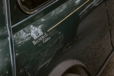 Roma, İtalya, 17 Haziran 2025, klasik bir mini arabanın üzerinde kel model logo sergileniyor, cilalı yüzeyi çevresindeki çevreyi yansıtıyor.