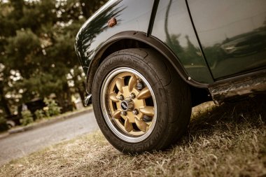 Roma, İtalya, 17 Haziran 2025, altın alaşımlı tekerlek ve nankang lastiği yakın yol kenarına park edilmiş klasik bir mini fıçı üzerinde