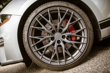 Roma, İtalya, 17 Haziran 2025, kırmızı fren kalibreli şık alaşım tekerleği beyaz spor arabaya biraz agresiflik katıyor.