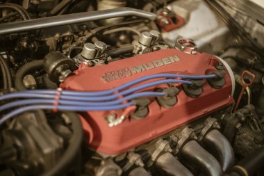 Roma, 17 Haziran 2025, güçlü kırmızı mugen motoru mavi buji kablolarıyla, performansını ve güvenilirliğini gösteriyor.
