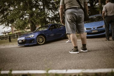 Roma, İtalya, 17 Haziran 2025, akort edilmiş subaru brz, kişiselleştirilmiş görünümü ve spor duruşu ile büyüleyici seyircileri bir araba yarışına getiriyor.