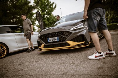 Roma, İtalya, 17 Haziran 2025. Otomotiv özelleştirilmiş hyundai i30 n 'e hayran kalan ziyaretçiler, otomotiv özelleştirme ve performans artışlarını vurguluyor.
