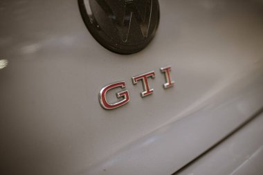 Roma, İtalya, 17 Haziran 2025, gri bir Volkswagen arabanın arkasında kırmızı aksanlı krom gti logosu, sportif doğasını sergiliyor.