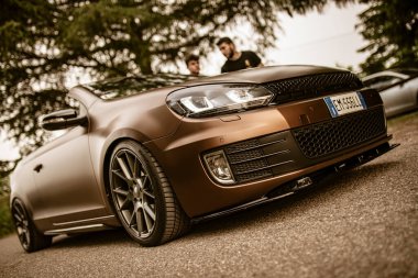 Roma, İtalya, 17 Haziran 2025, Volkswagen Golf Cabriolet 'i ayarlanmış, mat kahverengi boya işi, yedek jantlar, ve vücut kiti modifikasyonları