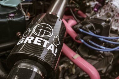 Roma, İtalya, 17 Haziran 2025, karbon fiber soğuk hava girişine yakın kışkırtıcı bir gülen yüz çıkartması ve Greta ismi ile süslenmiş, iklim aktivizmine kafa sallıyor.