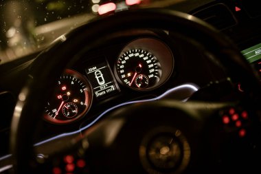 Roma, İtalya 17 Haziran 2025, aydınlatmalı araç göstergesini hız göstergesi, takometre, yakıt göstergesi ve diğer koyu renk araç göstergeleri ile kapatın.