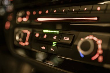 Araçtaki aydınlatma iklim kontrol panelinin görüntüsünü kapat, sıcaklık ve hava akışı ayarlamalarını vurgula