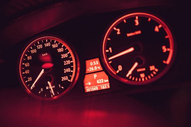 Bir arabanın kırmızı ışıklı gösterge panelini kapat hız, devir, sıcaklık, yakıt seviyesi ve diğer bilgileri göster