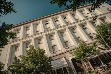 Rovigo, İtalya 21 Haziran 2025, Istituto Nazionale delle assicurazioni binasının beyaz cephesi ağaçlar ve mavi gökyüzü Rovigo, İtalya