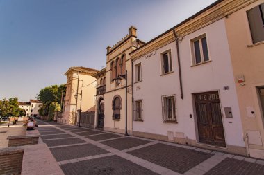 Rovigo, İtalya 21 Haziran 2025. Geleneksel İtalyan binaları Roma, İtalya 'da pitoresk bir sokak hizasında. Şehrin eşsiz mimari tarzını gözler önüne seriyor.