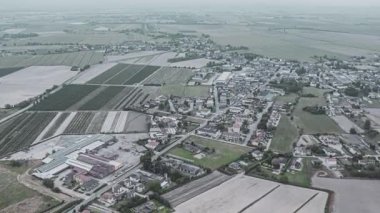 Gökyüzü panoraması kademeli kentleşmeyi, kırsal arazinin dönüşümünü ve tarımsal araziye sızan yerleşim gelişimini ve altyapısını gözler önüne seriyor.