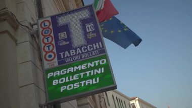 Rovigo, İtalya 21 Haziran 2025, İtalya 'da tütün, piyango ve posta hizmetleri reklamları gösteren elektronik tabela.
