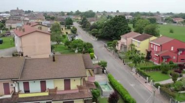 Milan, İtalya 21 Haziran 2025, bir yerleşim bölgesindeki evler, sokaklar ve yeşil alanlar havadan görünüyor.