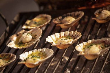 Taze deniz tarakları, sarımsak, maydanoz ve tereyağıyla tatlandırılmış bir ızgarada ızgara yaparak ağız sulandıran bir yaz yemeği yaratıyor.