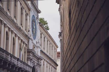 Astronomik saati ile görkemli Palazzo della ragione, dar bir sokaktan İtalyan mimarisini sergileyerek Padua 'da dimdik ayakta duruyor.