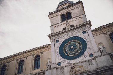 Palazzo della ragione kulesi, karmaşık astronomik saatini Roma rakamları ve gezegen detaylarıyla sergiliyor. Padua 'nın tarihi bir simgesi.
