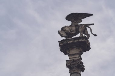 İtalya, Padua 'daki Prato della vadi meydanında bulutlu bir gökyüzünün altında duran kanatlı aziz Mark heykeli.