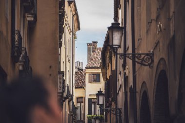 Padova, İtalya, 30 Haziran 2025. Sokak manzarası dar geçitleri, geleneksel binaları ve klasik sokak lambalarıyla Padua 'nın cazibesini sergiliyor.