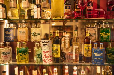 Padova, İtalya, 30 Haziran 2025, renkli tassoni gazozları ve meyve suları bir padova dükkanındaki raflarda güzelce dizilmiş, markanın çeşitli sunumlarını vurguluyor.