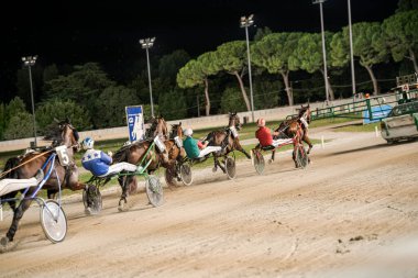 Padua, İtalya 8 Temmuz 2025, jokeyler yanan yarış pistinde yüksek hızda somurtuyor.