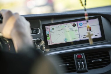 Padua, İtalya 8 Temmuz 2025, dümen tutarken ekranda müzik çalar ve navigasyon sistemi olan modern araba gösterge paneli