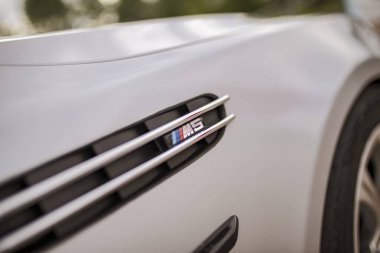 Roma, İtalya 18 Temmuz 2025, beyaz BMW sergilenen otomotiv tasarımı ve markası üzerinde M5 logosu olan şık krom hava deliği.