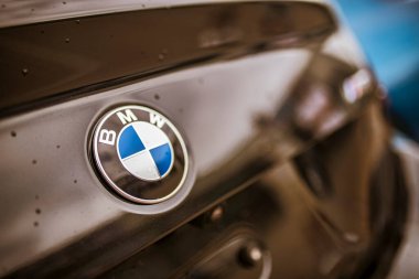 Roma, İtalya, 18 Temmuz 2025, koyu renkli bir arabanın bagajında parıldayan bmw logosuna yakın, lüks ve otomotiv mükemmelliğinin özünü yakalıyor.