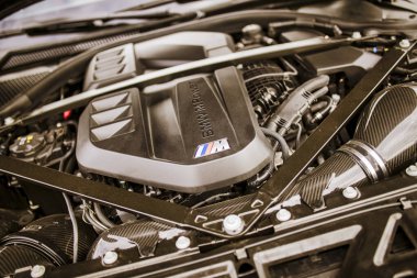 Roma, İtalya 18 Temmuz 2025, güçlü bir bmw m twinpower turbo motoruna yakın, karmaşık detaylarını ve gelişmiş teknolojisini vurguluyor.