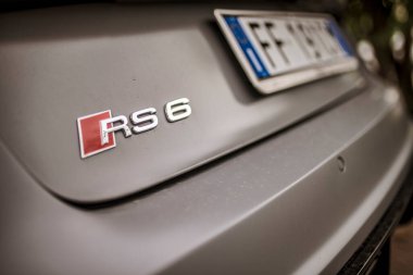 Roma, İtalya 18 Temmuz 2025, Krom 6 Rupi ve Audi amblemi gri bir Audi 'nin arkasında 6 Rupi.