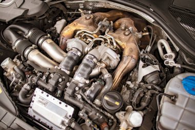 Roma, İtalya 18 Temmuz 2025, güçlü bir içten yanmalı motora yakın, turbo şarj aleti, egzoz manifoldu ve diğer bileşenleri vurguluyor.