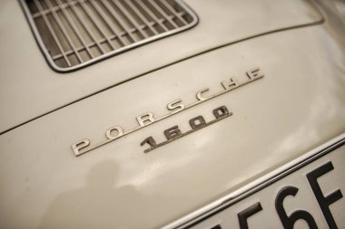Roma, İtalya 18 Temmuz 2025, Porsche 'nin kapağı 1600 logo ve motor ızgarası klasik beyaz bir Porsche üzerinde, klasik tasarım ve otomotiv tarihini vurguluyor.