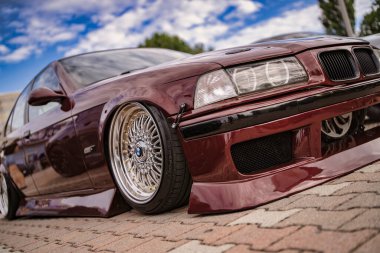 Roma, İtalya 18 Temmuz 2025, düşük binici bmw e36 gösterişli duruş ayarlama, sonraki piyasa jantları ve düşük süspansiyon