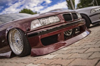 Roma, İtalya, 18 Temmuz 2025, düşük binicili sedan piyasa modifikasyonları, özel jantlar, vücut kiti ve düşük süspansiyon