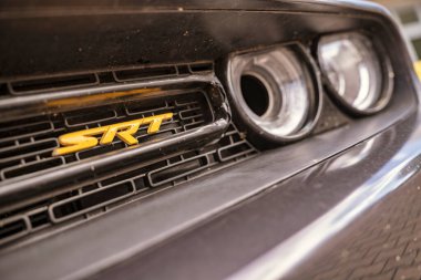 Roma, İtalya 18 Temmuz 2025, ön ızgaranın kapağı ve meydan okuyan bir şortun farları ikonik srt logosunu vurguluyor.