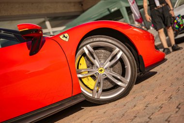 Roma, İtalya 18 Temmuz 2025, tuğla kaldırıma park etmiş kırmızı ferrari sf90 stradale 'e yaklaş, alaşımlı tekerlek, sarı fren kalibresi ve parlak tasarım