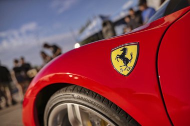 Roma, İtalya 18 Temmuz 2025, kırmızı bir spor araba çamurluğunda sembolik ferrari hoplayıp zıplayan at amblemi, hız, lüks ve İtalyan otomotiv tasarımı öneriyor.