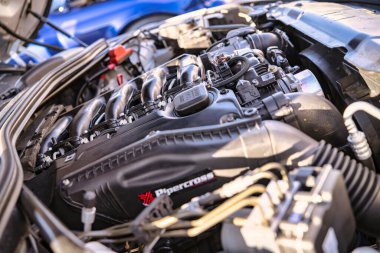 Roma, İtalya, 18 Temmuz 2025, güçlü bir araba motoruna yakın, karmaşık kısımlarını vurguluyor, otomotiv mühendisliği ve performans sergiliyor