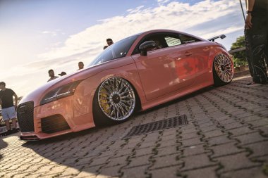 Roma, İtalya, 18 Temmuz 2025, özel jantlı, daha yumuşak pembe Audi Tt bir araba akort fuarında ziyaretçileri çekiyor.