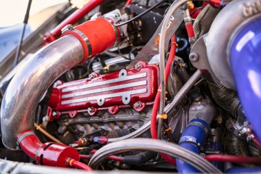 Roma, İtalya 18 Temmuz 2025, öne çıkan kırmızı emme manifoldunun, turbo şarjın ve çeşitli performans artışlarının yer aldığı güçlendirilmiş motora yakın çekim