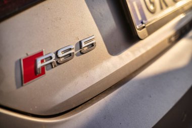 Roma, İtalya 18 Temmuz 2025, gümüş bir arabanın tozlu bagajında krom rs5 logosu ve audi amblemi hız, lüks ve otomotiv mühendisliğini temsil ediyor.