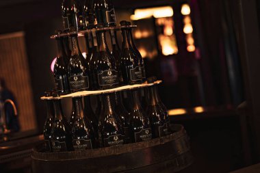 Padua, İtalya 18 Temmuz 2025, Montelivini Prosecco şişeleri ahşap bir fıçının üzerinde zarif bir şekilde sergilendi, sofistike bir atmosfer yarattı.