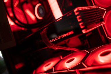 Padua, İtalya 18 Temmuz 2025, yüksek performanslı bir oyun bilgisayarının kapanışı. Oyuncuların grafik kartı, canlı kırmızı ışıklarla aydınlatılıyor.