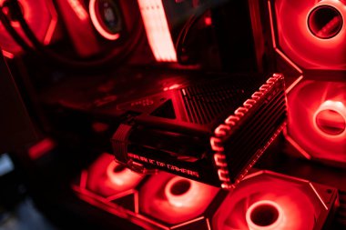 Padua, İtalya. 18 Temmuz 2025. Özel yapım bir oyun bilgisayarının içinde kırmızı ışıklı üst düzey bir grafik kartı kapat.